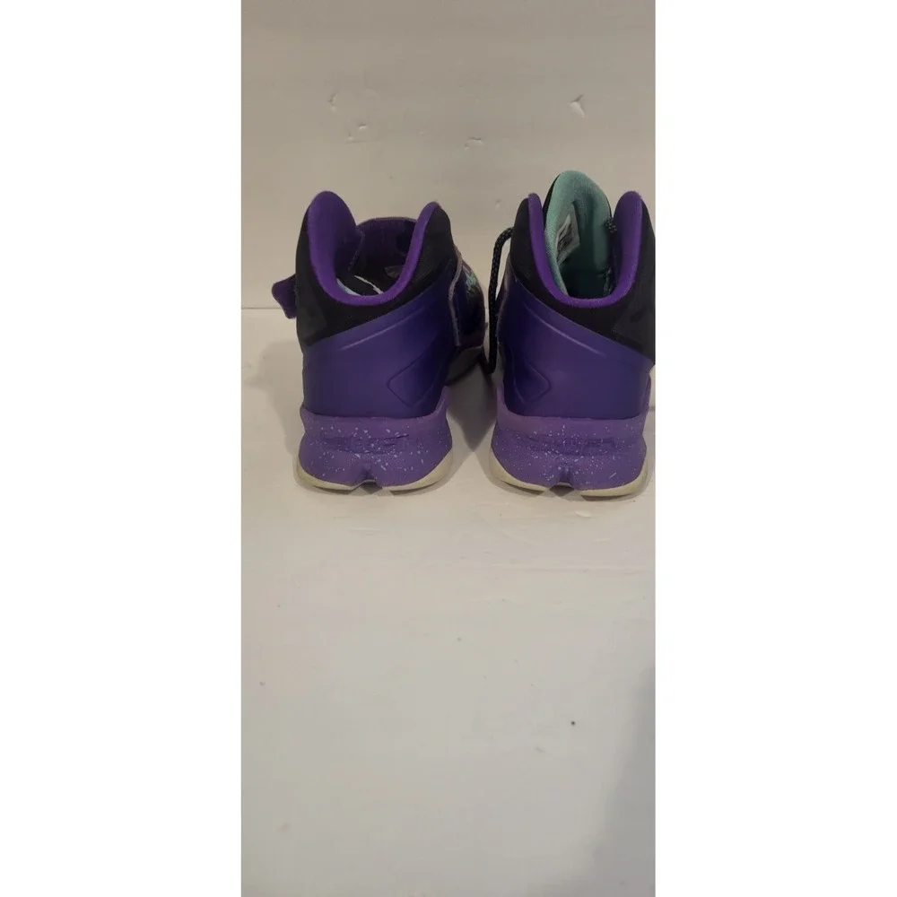 NIKE  Size 5.5 Youth  Sneakers Lebron. Missing One Lace. See‎ Pics.